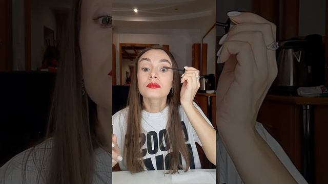 Яркие губы. Как красить глаза?