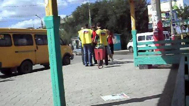 Нападение гопников и ментов на распространителей агитационной литературы смотреть онлайн