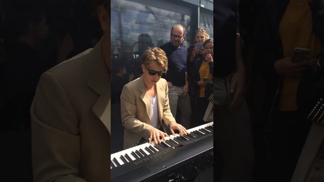 Tom Odell surprise show Museumplein Amsterdam 23-04-16 смотреть онлайн