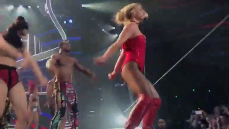 Мужчина вырвался на сцену к Бритни Спирс во время ее концерта в Лас-Вегасе смотреть онлайн