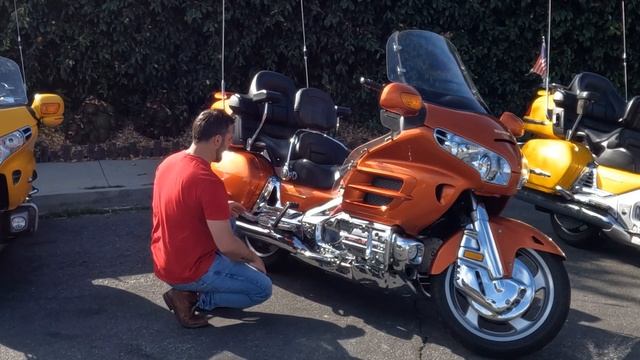 A 7,000 mile Sunburst Orange Pearl Honda GL1800 Gold Wing - only produced in 2002 & up for grabs! смотреть онлайн