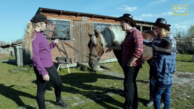 Семейная фотосессия с лошадьми. Детская съемка на ранчо с лошадью. смотреть онлайн