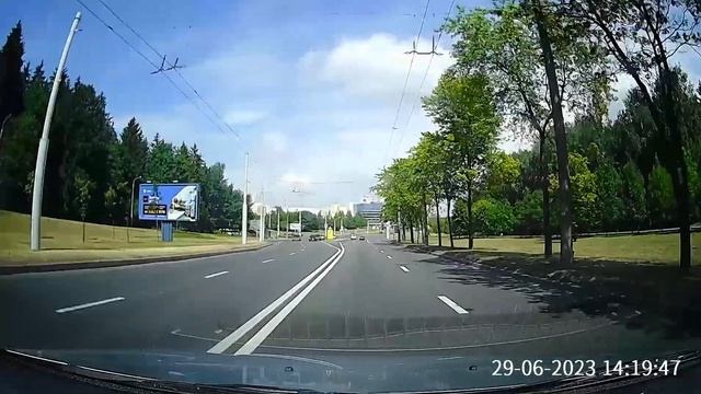 По центру города Минска, центральные улицы из окна авто. смотреть онлайн