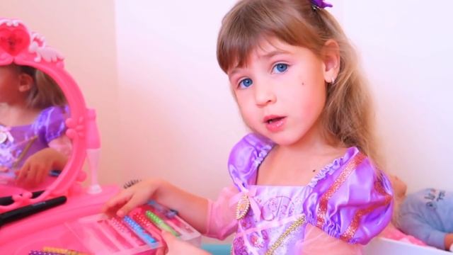 Ариша меняет наряды и красит губы вкусными помадами смотреть онлайн