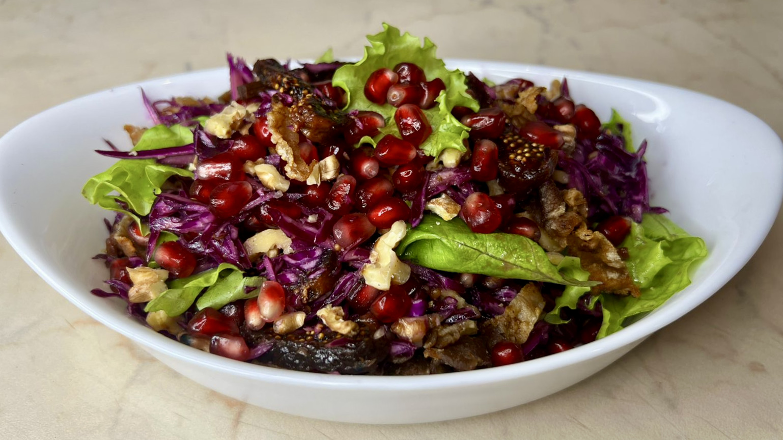 Салат из красной капусты с беконом и гранатом ? смотреть онлайн