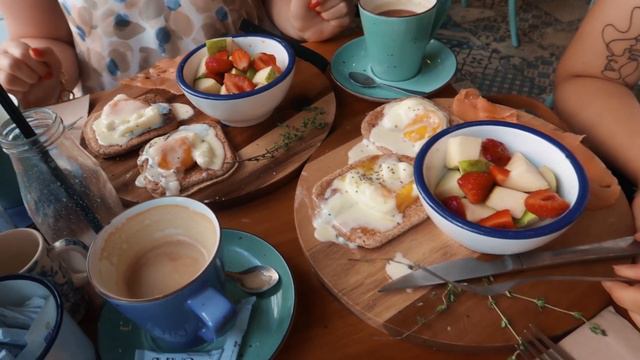 Впервые пользуюсь менструальной чашей... ещё и на камеру | Неделя в Испании смотреть онлайн