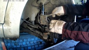 снятие передней стойки Шевроле Авео Т250