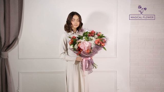 Букет с гортензией, пионовидной розой и альстромерией смотреть онлайн