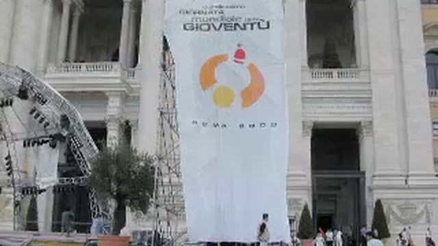 Marcello Fraioli dipinge i tulle per il Giubileo alla Basilica di San Giovanni смотреть онлайн