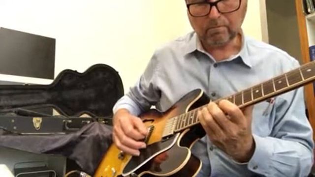 Holy night on a Gibson ES 335 смотреть онлайн