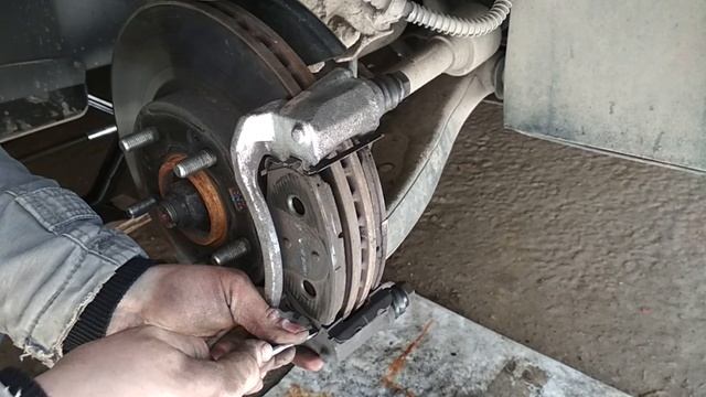 Hyundai Creta, смена резины - ревизия направляющих суппорта.