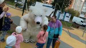 Волшебный Момент: Когда Девочку Поздравил Белый Медведь Аниматор!