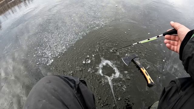 ПЕРВЫЙ ЛЁД 2023-24!!! ОТКРЫЛ СЕЗОН ЗИМНЕЙ РЫБАЛКИ 2023-24!  ЛЁД ТРЕЩИТ! РОТАНЫ кинулись в рассыпную