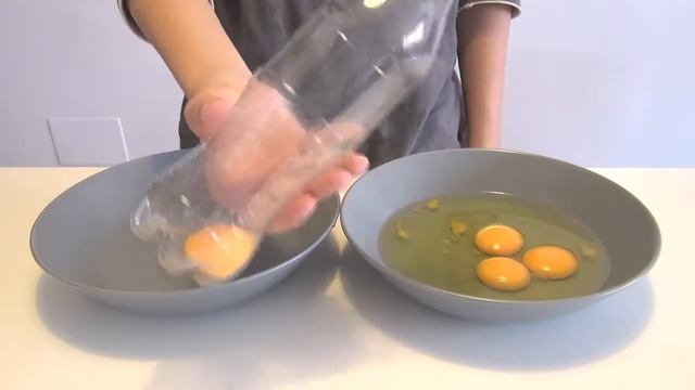 Как быстро и просто отделить Яичный желток от Белка. смотреть онлайн