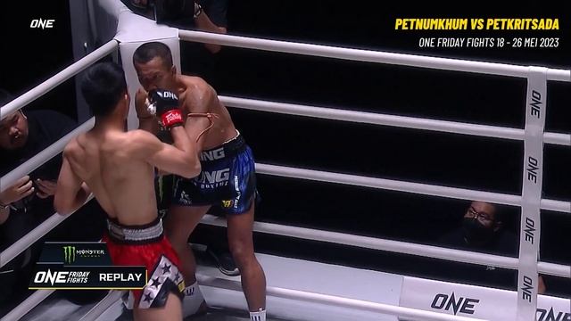 Petnumkhum CETAK KO 46 DETIK, Tundukkan Petkritsada! | ONE Friday Fights 18 смотреть онлайн