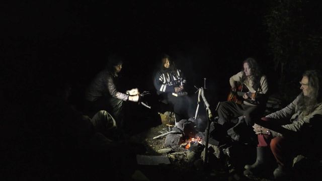 Солнце остаётся на месте - путешествуем мы. Исполняет автор - Коля Plant. Видео - Александр Травин смотреть онлайн