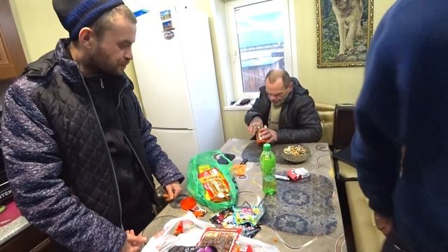 Хочу пожрать - Распоковка и дегустация китайских деликатесов и вкусняшек с бригадой на даче смотреть онлайн