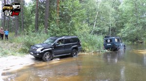 Toyota Land Cruiser Prado 120 на бездорожье тянет УАЗ Хантер  утонувший в болоте