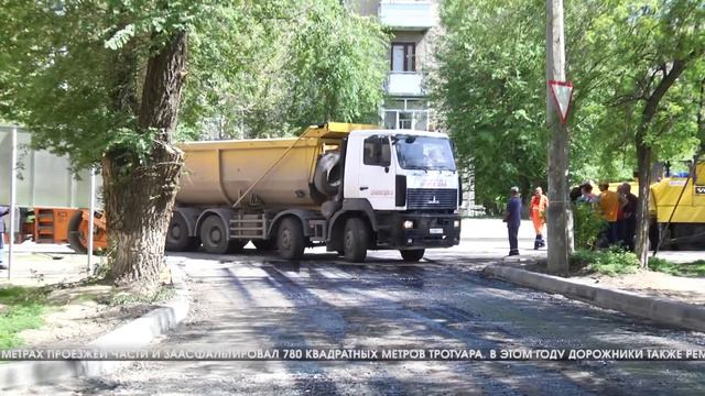 В Волжском на дорожных объектах БКД укладывают верхний слой асфальта смотреть онлайн
