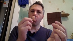 АСМР ИТИНГ. КУШАЮ ШОКОЛАДКУ АЛЬПЕН ГОЛЬД С ЧЕРНИЧНО-ЙОГУРТОВОЙ НАЧИНКОЙ. ASMR