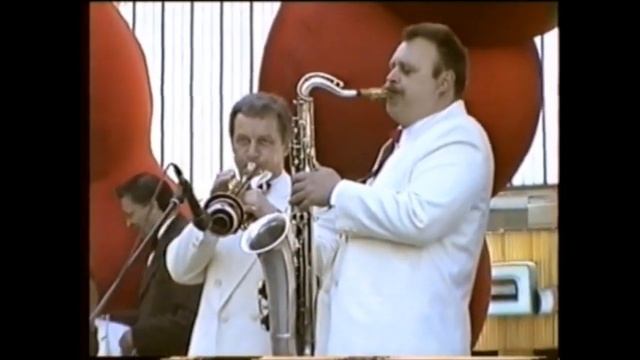 26 Ретро-бэнд "Граммофон" - Дымок от папиросы (И. Дунаевский) поёт Виталий Маринич смотреть онлайн