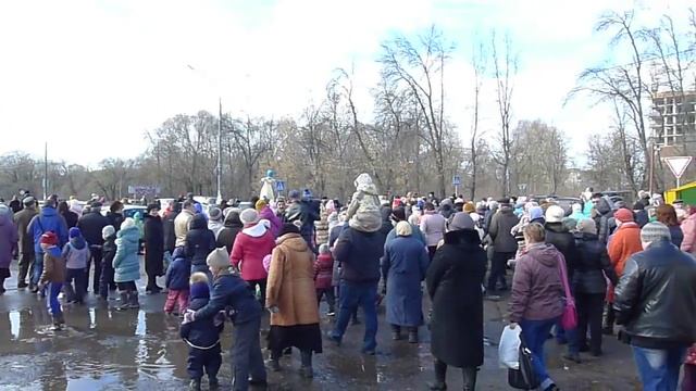 Православный люд -15- идет сжигать чучело ! смотреть онлайн