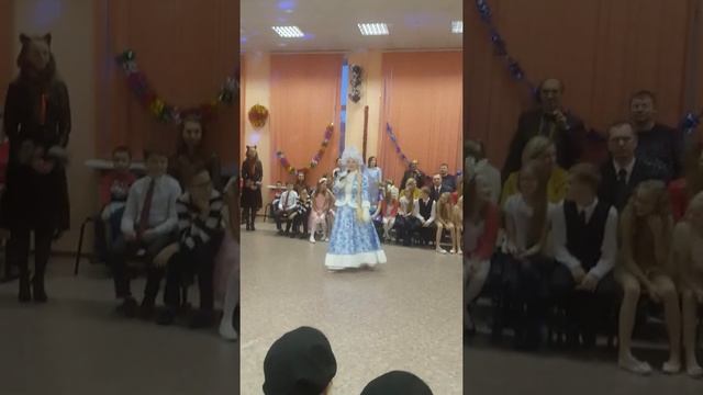 Нежно и красиво поет Снегурочка,хоть сама немолода! смотреть онлайн