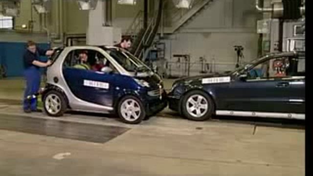 Smart VS Mercedes E Class CRASH TEST смотреть онлайн