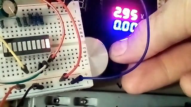Индикатор на ATiny13 разряда аккумулятора типа 18650. смотреть онлайн