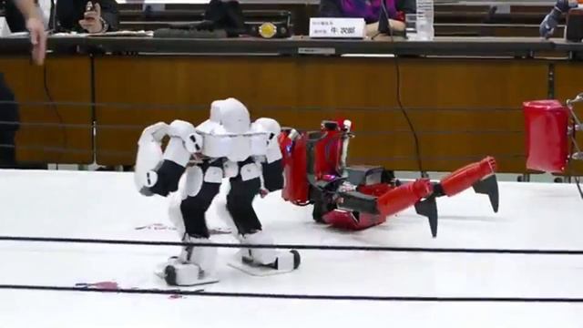 COMBAT A MORT DE ROBOTS : OURS POLAIRE VS DIABLE ROUGE смотреть онлайн