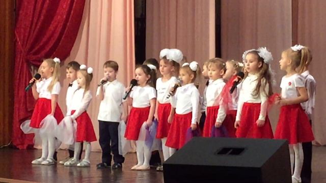 Песня "Белый синий красный", Алина поёт вместе с детским садом смотреть онлайн