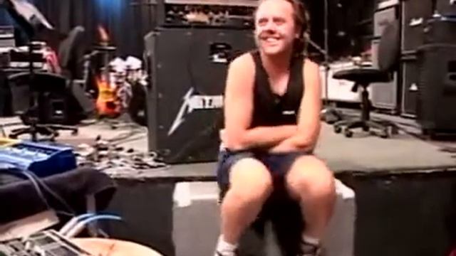 James Hetfield Teaches Kirk Hammett to Play the Guitar смотреть онлайн