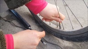 Как накачать колесо велосипеда. Версия для девушек.