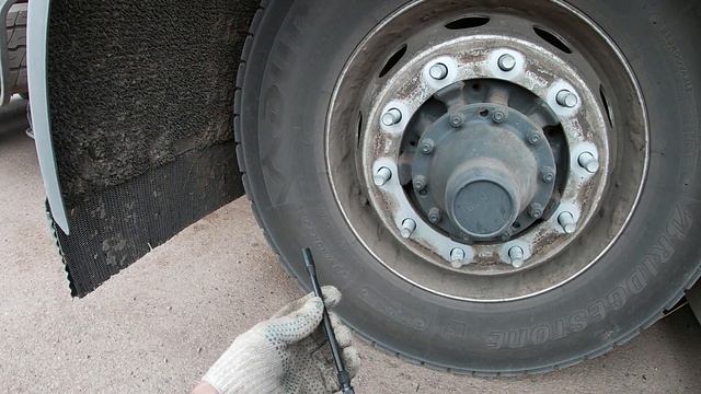 SCANIA Р440 . Пластиковый удлинитель вентиля колеса , или как накачать внутреннее колесо на Скании. смотреть онлайн