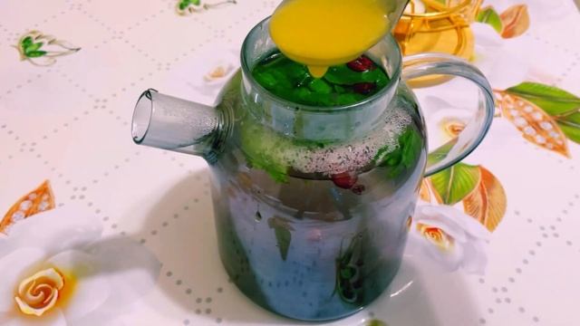 Cranberry drink with mint leaves and honey смотреть онлайн