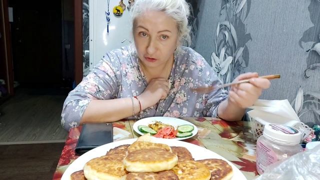 МУКБАНГ/СЫРНИЧКИ С ВАРЕНЬЕМ И СМЕТАНКОЙ/ СКОЛЬКО СТОЯТ УСЛУГИ ПАРИКМАХЕРА У НАС смотреть онлайн