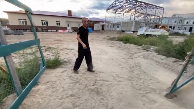 Губернатор Приморья приехал на стройку школы, но встретил там только пьяного сторожа смотреть онлайн