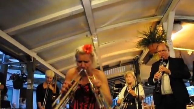 Gunhild Carling plays three trumpets at the same time смотреть онлайн