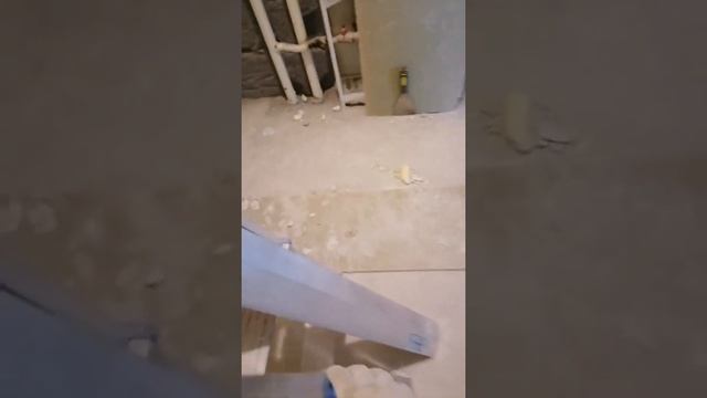 Чем штукатурить узкие участки стен? Показываю самодельный инструмент для трудных мест!#Shorts смотреть онлайн