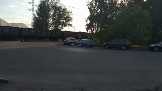 Тепловоз с грузовым поездом. смотреть онлайн