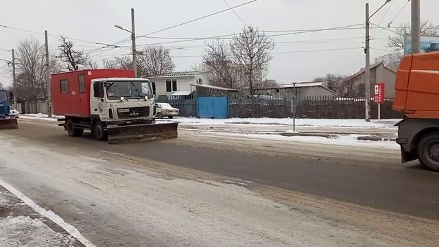 Коммунальные службы чистят дороги от снега 12.02.2021 смотреть онлайн
