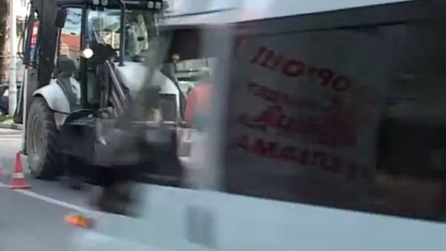 С заботой о нервах водителя и подвеске автомобиля, дорожники приступили к ремонту люков на дорогах смотреть онлайн