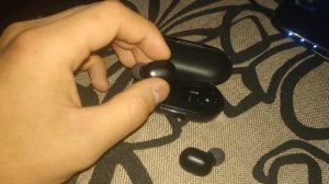 не работает один из блютуз наушников что делать