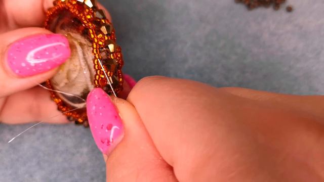 Ажурное оплетение кабошона. Мастер-класс_ бусы из янтаря и кабошона из эпоксидной смолы с розой смотреть онлайн