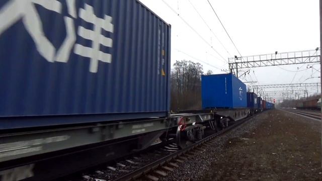 "Выльник из Пензы!" Электровоз ВЛ10У-655 с контейнерным грузовым поездом, станция Храпуново смотреть онлайн