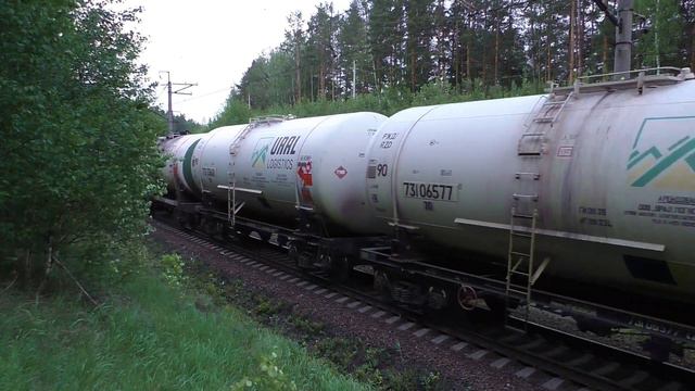ВЛ10-1653 с грузовым поездом и приветливой бригадой смотреть онлайн