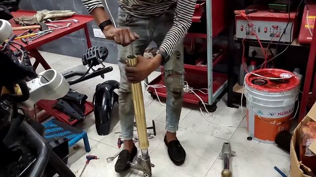 MAHINDRA MOJO FORK OIL CHANGE MOTUL 20W смотреть онлайн