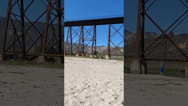 Южная Калифорния, Гавиота Бич ( Gaviota Beach). Приходят и уходят поезда. смотреть онлайн