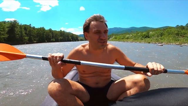 Трое в лодке. Вся семья на каяке в бурной реке. Сплав по Белой в Адыгее. Трое с камерой. смотреть онлайн