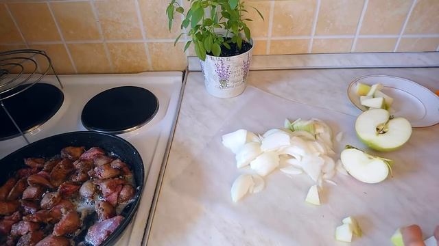 Куриная печень с яблоком по-берлински. Пальчики Оближешь!!!